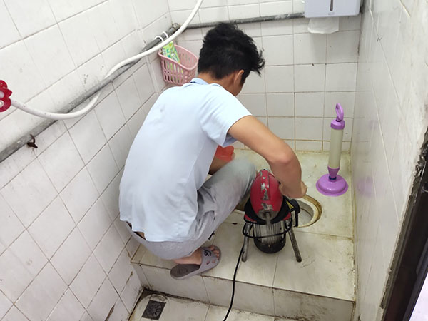 玉龙管道堵塞冒臭气 专业师傅现场解决问题