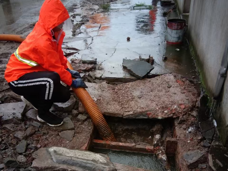 玉龙专业清理污水池 炜誉市政以规范流程守护城市 “肠道”