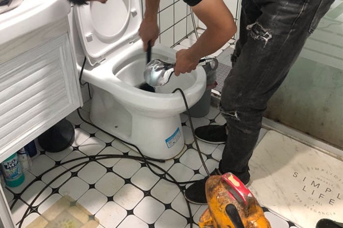 玉龙马桶堵塞自己疏通还是找师傅?专业上门服务让你省时更省心