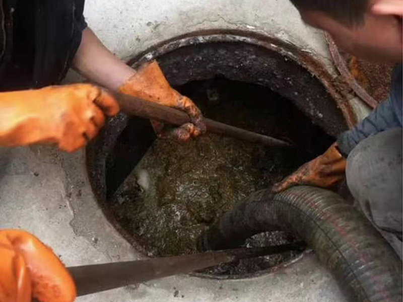 玉龙清理化粪池时如何避免沼气的危害?